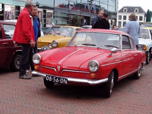 De SportPrinz vooraan de rij gezet, voor een andere in Neckarsulm gebouwde auto, een Audi 100 5S (van eerste eigenaar)