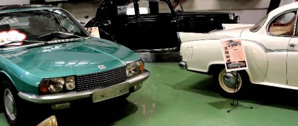 De Ro80 naast de Isabella ; let eens op de enorme vinnen van de Borgward.