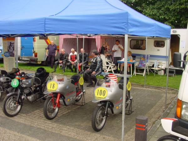 Gezelligheid in de NSU-pits