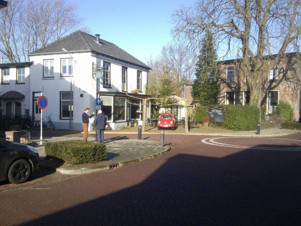 Druk op het terras bij Tante