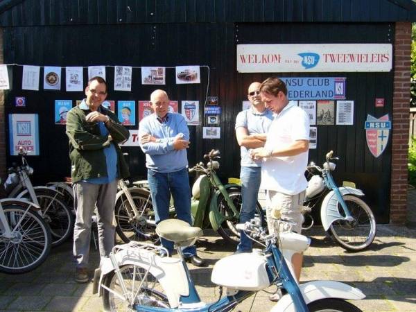 Gezellig babbelen voor de NSU Schuur