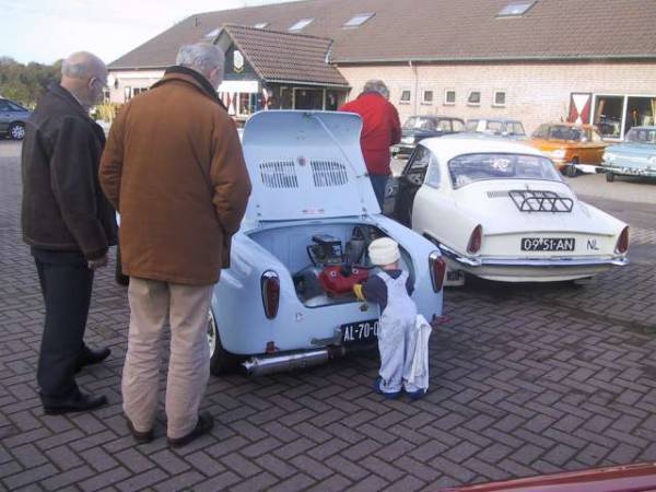 Monteurtje bezig aan auto van Hans