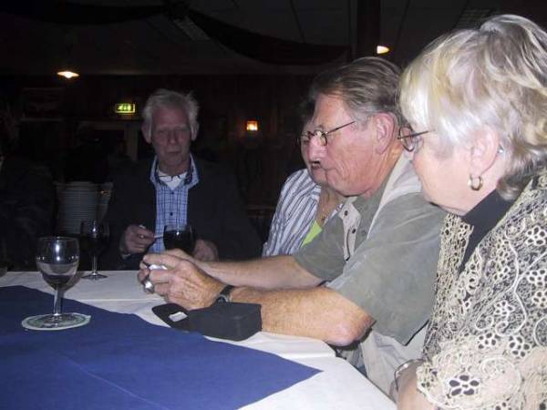 Leo kijkt zijn camera na