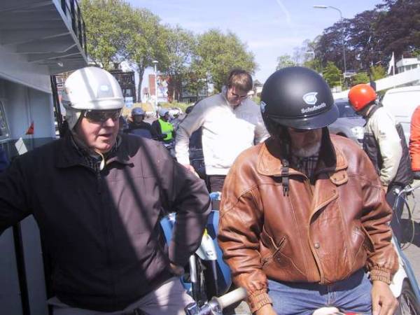 Arie en Jo op de  pont