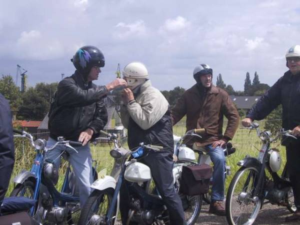 elkaar helpen met de helm