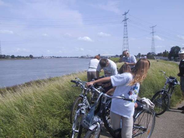 Jo voelt aan zijn hoofd vermoeiend hoor dat fietsen