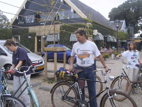 fietsen neerzettenn voor groepsfoto