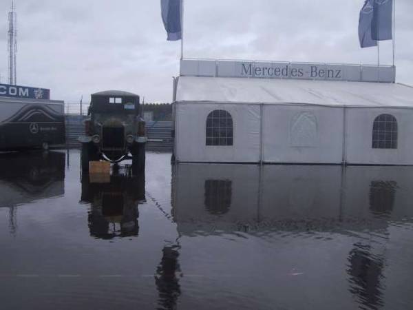 Zondagochtend wateroverlast bij Mercedes