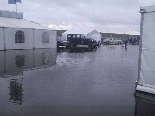 Zondagochtend wateroverlast bij Mercedes