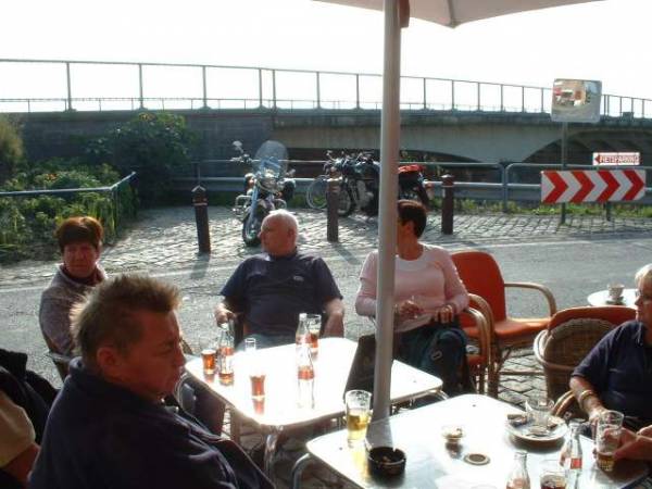 Dien zit voor een paal.