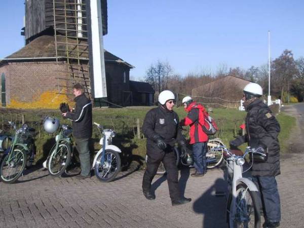 Stop bij de molen voor de groepsfoto