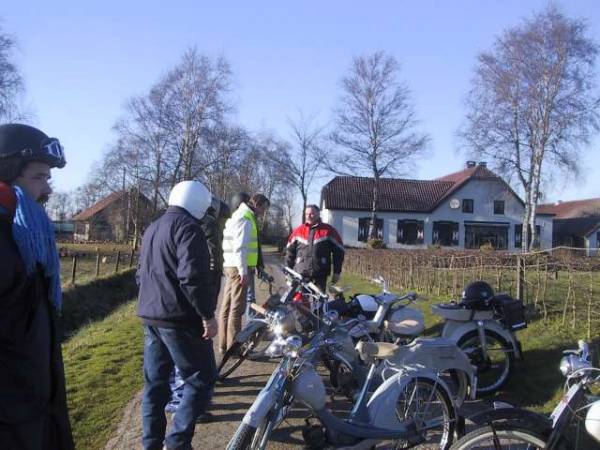 Stop bij de molen voor de groepsfoto