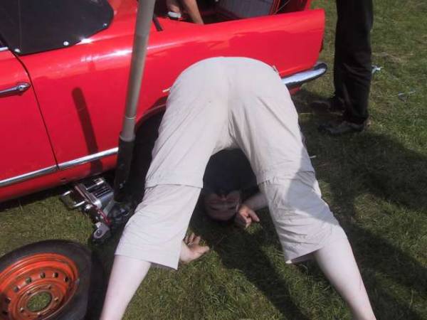 Ernst bekijkt het pechgeval van de verkeerde kant