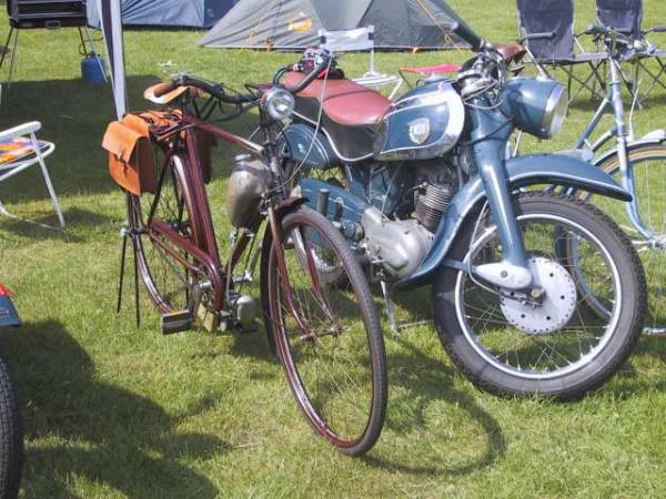 NSU fiets met hulpmotor en Max met extra grote tank