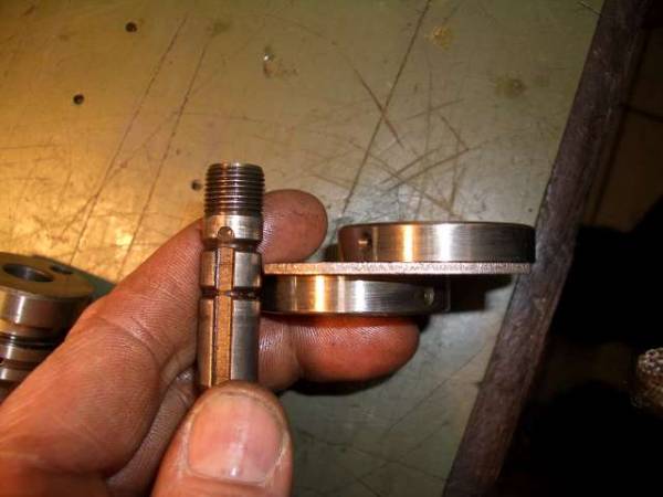 Olie overdwars kanaal met met smeergaatjes.