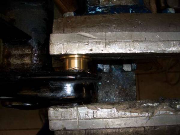 De bronzen bus er in persen.