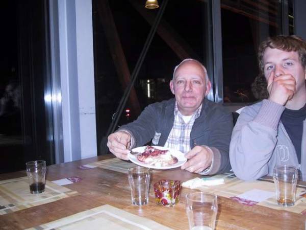 John met zijn toetje