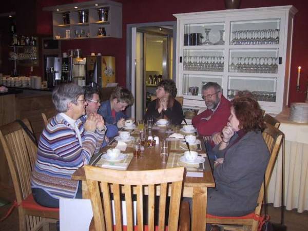 even wachten op de rest van het eten