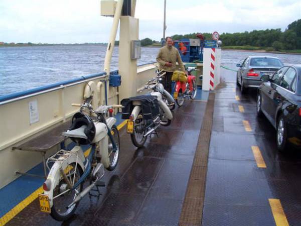 Op de pont over de Elbe.