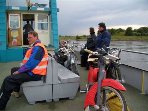 Bijna thuis. Het laatste fiets pontje bij Gorsel.