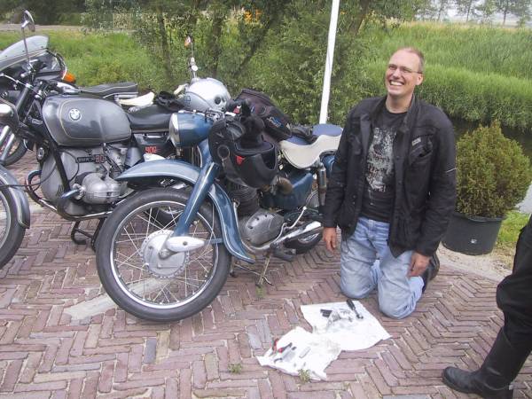 Duitse Merkenrit 2009 Edward op z,n knieen naar het oosten om Max goed te laten lopen