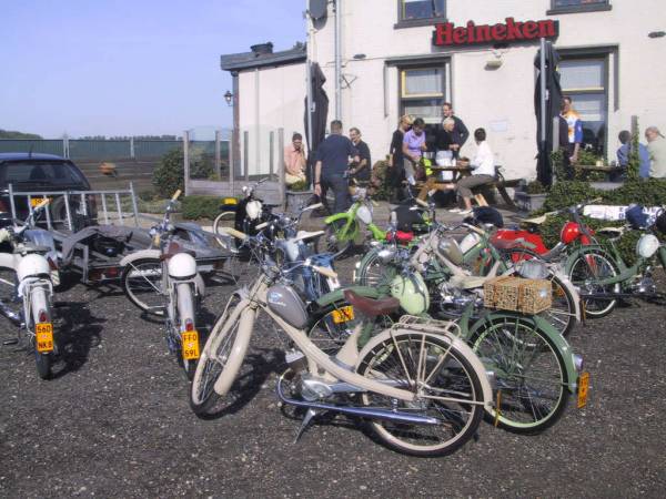 Zijtaart wereldrecord geslaagd 1237 brom/snorfietsten