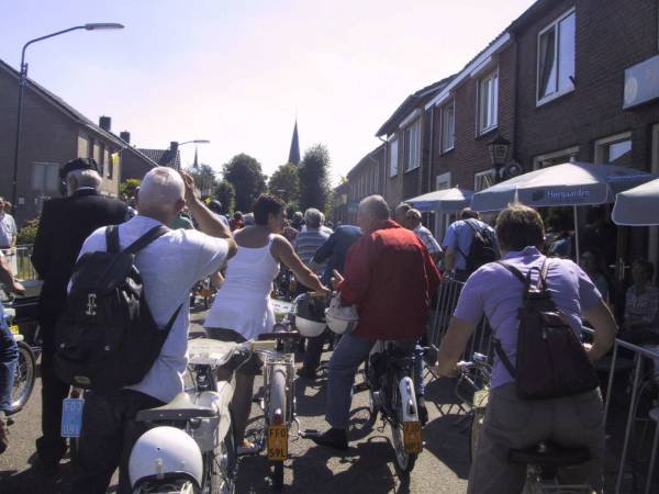 Zijtaart wereldrecord geslaagd 1237 brom/snorfietsten