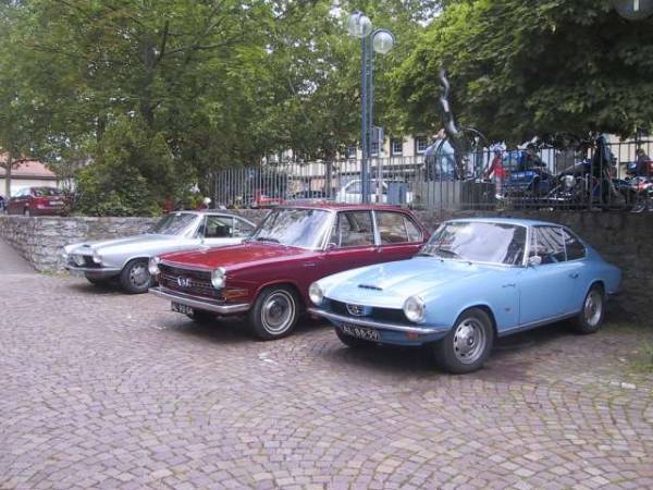 Glas en BMW bij het museum