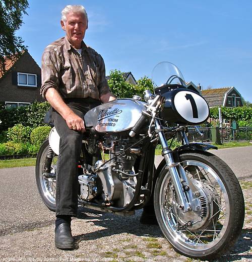 Piet Mager op een race Velocette 500 cc